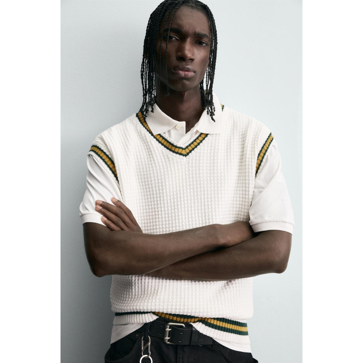 ВЯЗАНЫЙ ЖИЛЕТ С КОНТРАСТНЫМИ ПОЛОСАМИ