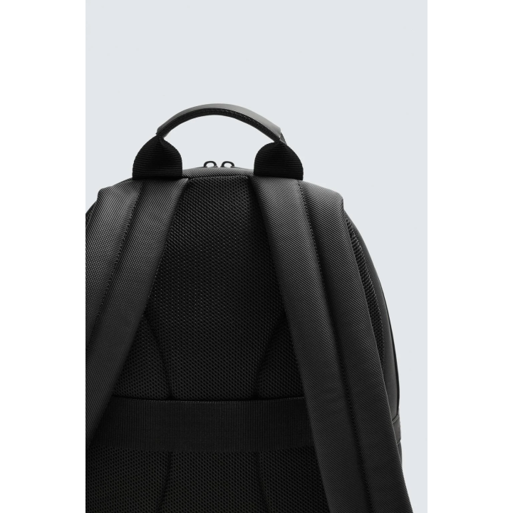 РЮКЗАК С ТЕКСТУРИРОВАННОЙ ПРОРЕЗИНЕННОЙ ОТДЕЛКОЙ