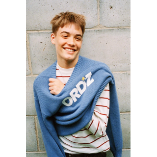 ТРИКОТАЖНЫЙ ДЖЕМПЕР С ТЕКСТОМ