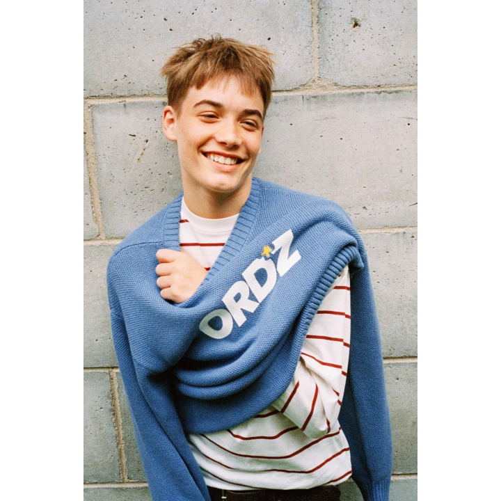 ТРИКОТАЖНЫЙ ДЖЕМПЕР С ТЕКСТОМ