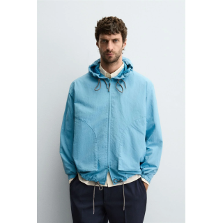 ЛЕГКАЯ КУРТКА ИЗ ВЫСОКОТЕХНОЛОГИЧНОЙ ТКАНИ