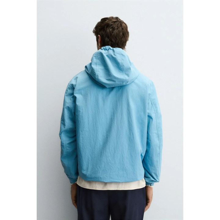 ЛЕГКАЯ КУРТКА ИЗ ВЫСОКОТЕХНОЛОГИЧНОЙ ТКАНИ