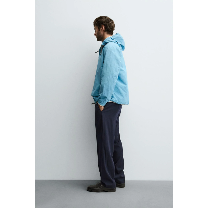 ЛЕГКАЯ КУРТКА ИЗ ВЫСОКОТЕХНОЛОГИЧНОЙ ТКАНИ