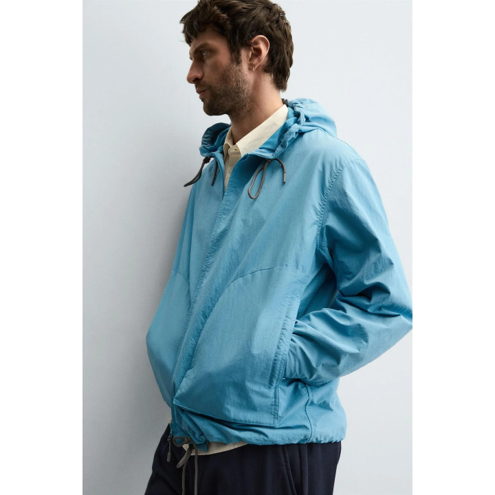 ЛЕГКАЯ КУРТКА ИЗ ВЫСОКОТЕХНОЛОГИЧНОЙ ТКАНИ