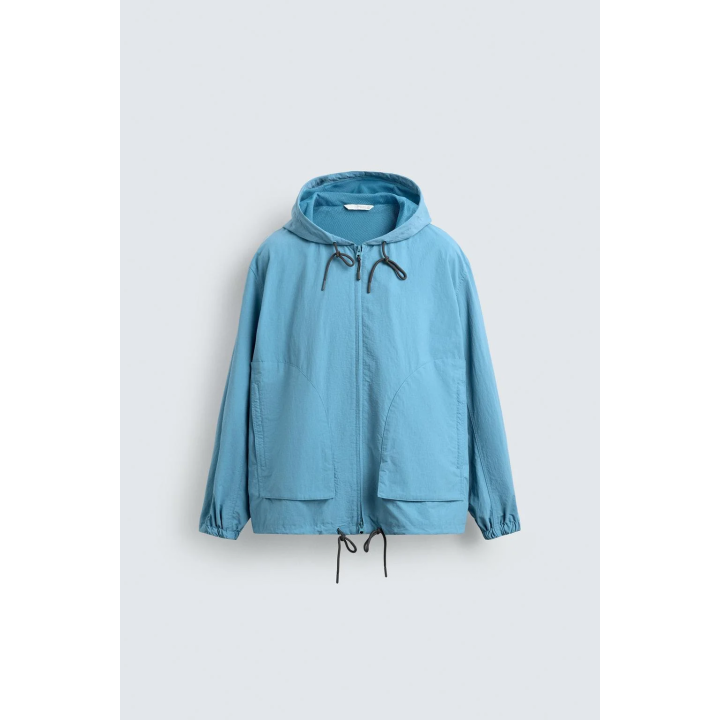 ЛЕГКАЯ КУРТКА ИЗ ВЫСОКОТЕХНОЛОГИЧНОЙ ТКАНИ