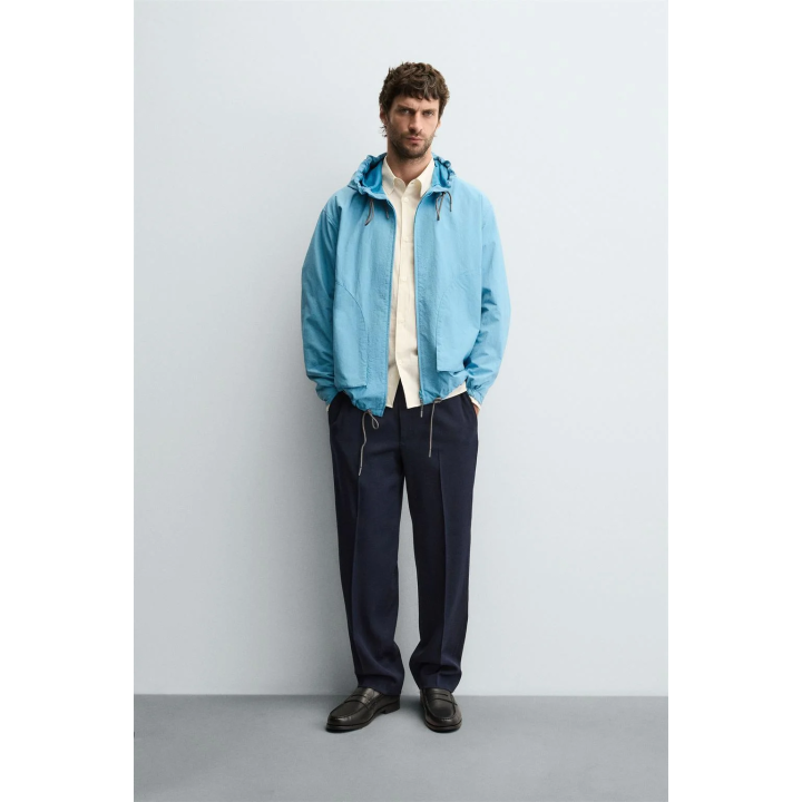 ЛЕГКАЯ КУРТКА ИЗ ВЫСОКОТЕХНОЛОГИЧНОЙ ТКАНИ