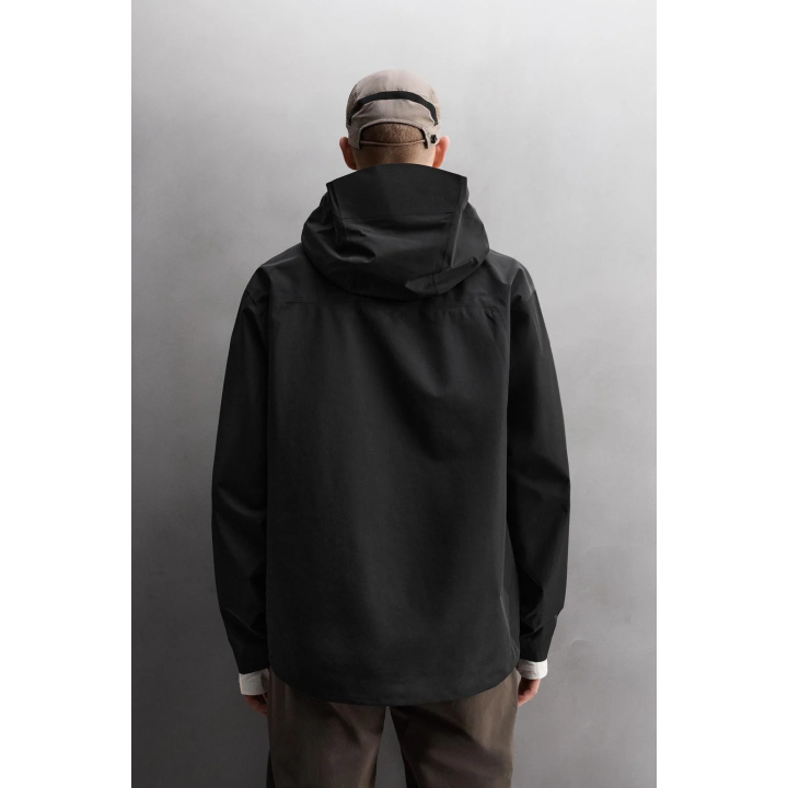 Техническая водонепроницаемая куртка из шелковистой ткани