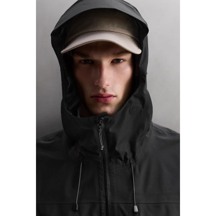 Техническая водонепроницаемая куртка из шелковистой ткани