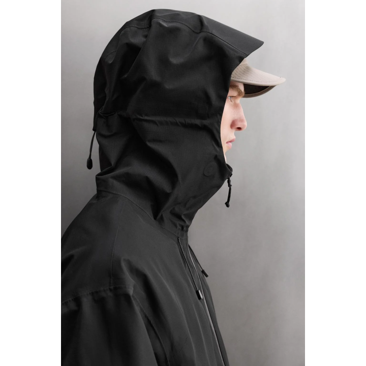 Техническая водонепроницаемая куртка из шелковистой ткани