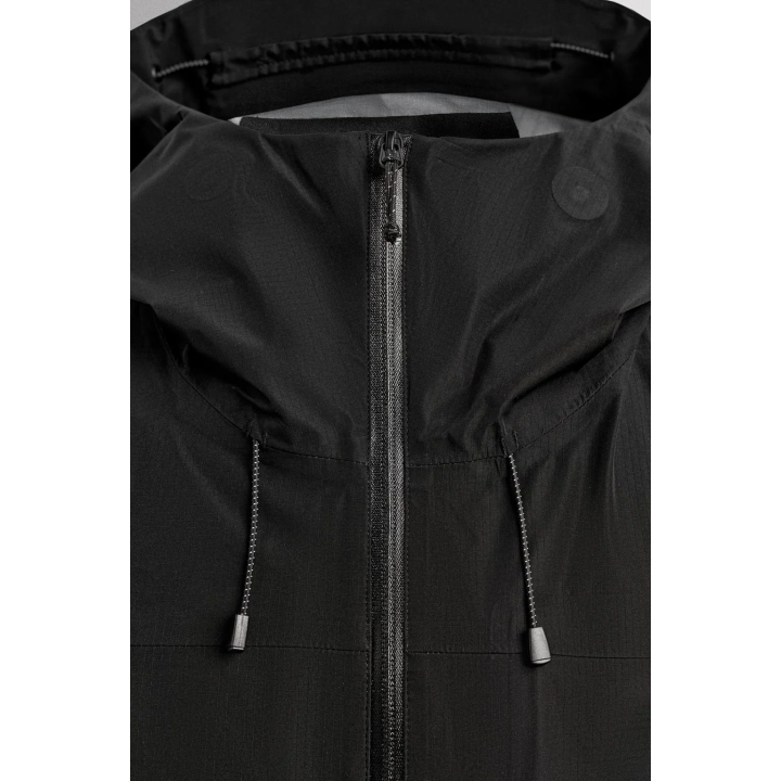 Техническая водонепроницаемая куртка из шелковистой ткани