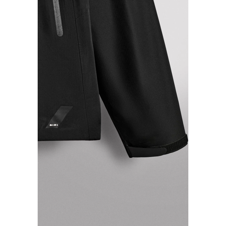 Техническая водонепроницаемая куртка из шелковистой ткани