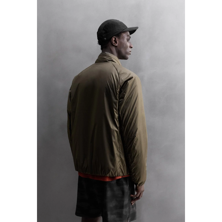 СТЕГАНАЯ БЕГОВАЯ КУРТКА С ПУХОВЫМ НАПОЛНИТЕЛЕМ