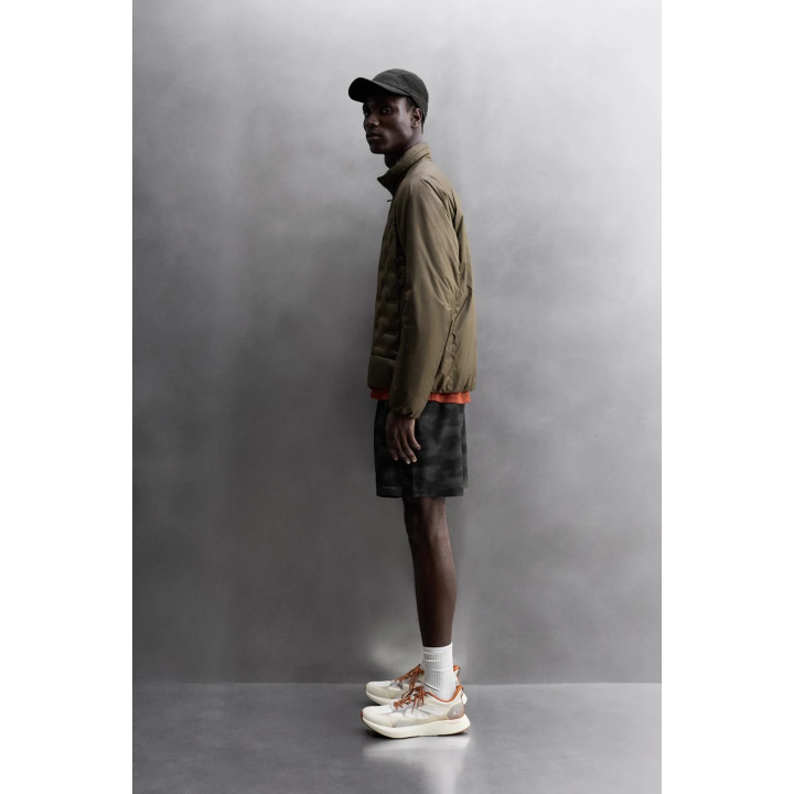 СТЕГАНАЯ БЕГОВАЯ КУРТКА С ПУХОВЫМ НАПОЛНИТЕЛЕМ