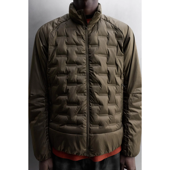 СТЕГАНАЯ БЕГОВАЯ КУРТКА С ПУХОВЫМ НАПОЛНИТЕЛЕМ