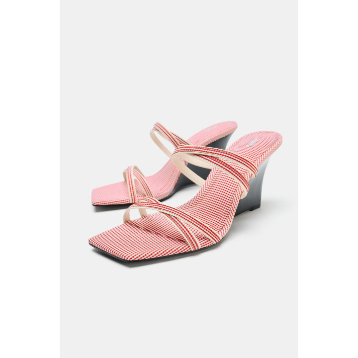 ТАНКЕТКА С КЛЕТЧАТЫМИ РЕМЕШКАМИ