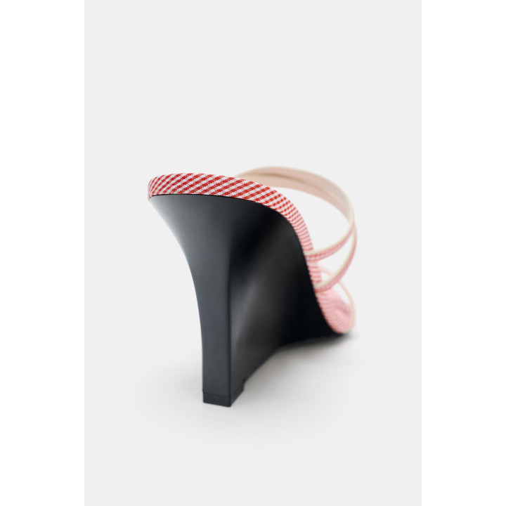 ТАНКЕТКА С КЛЕТЧАТЫМИ РЕМЕШКАМИ