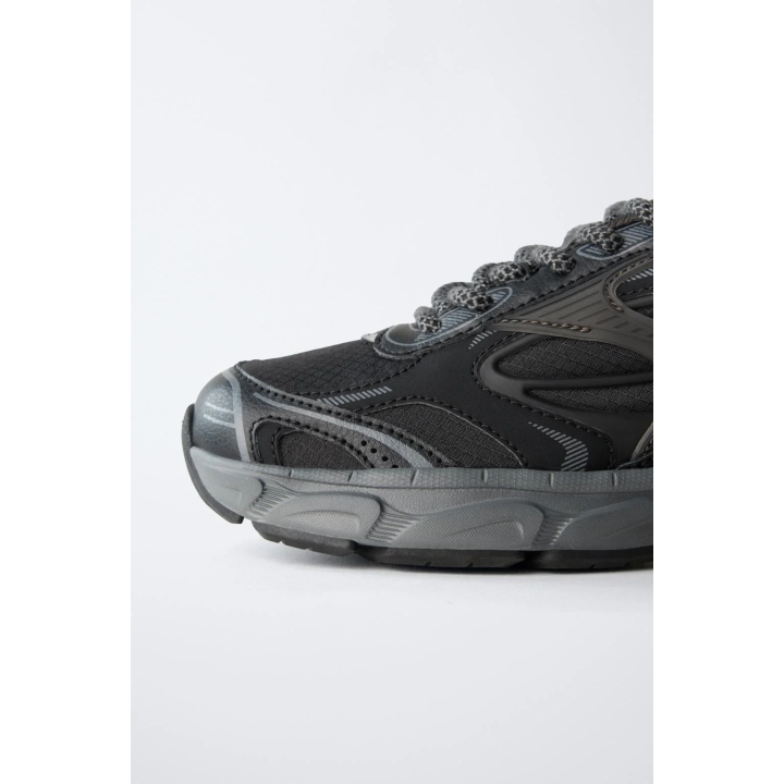 МНОГОКОМПОНЕНТНЫЕ СПОРТИВНЫЕ КРОССОВКИ