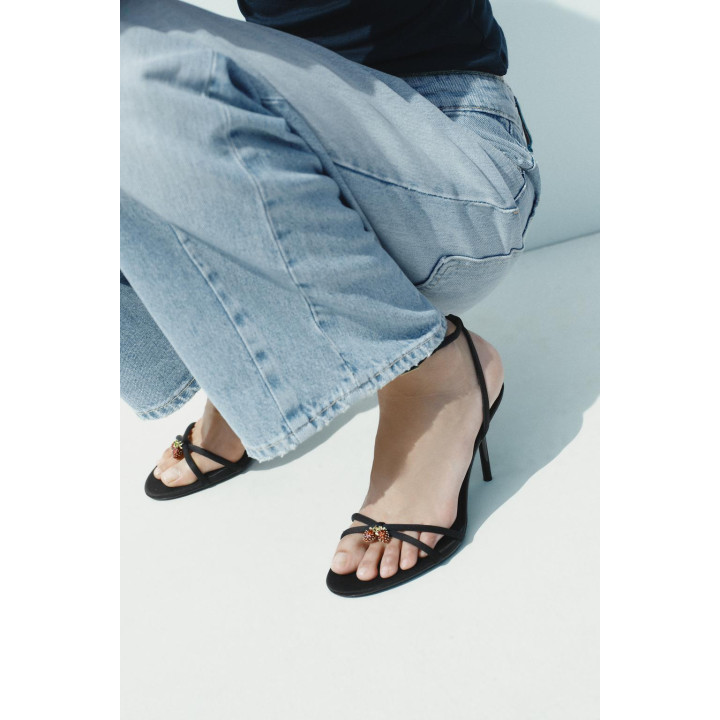 БОСОНОЖКИ С ПЕРЕКРЕСТНЫМИ РЕМЕШКАМИ И БУСИНАМИ