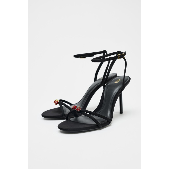 БОСОНОЖКИ С ПЕРЕКРЕСТНЫМИ РЕМЕШКАМИ И БУСИНАМИ