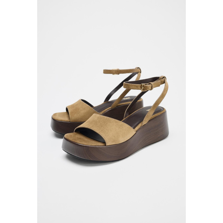 БОСОНОЖКИ НА ПЛАТФОРМЕ ИЗ СПИЛКА