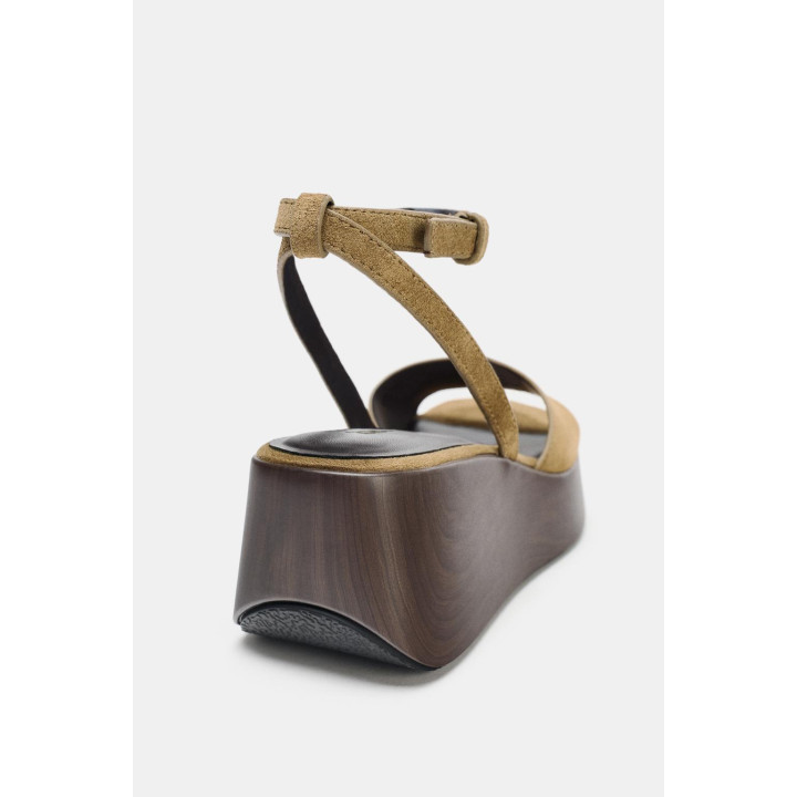 БОСОНОЖКИ НА ПЛАТФОРМЕ ИЗ СПИЛКА