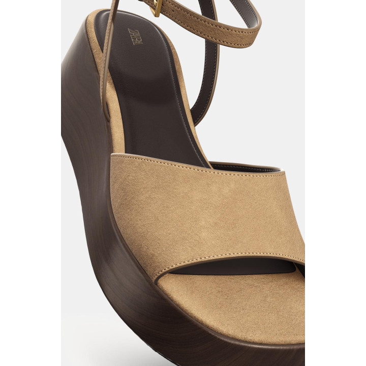 БОСОНОЖКИ НА ПЛАТФОРМЕ ИЗ СПИЛКА