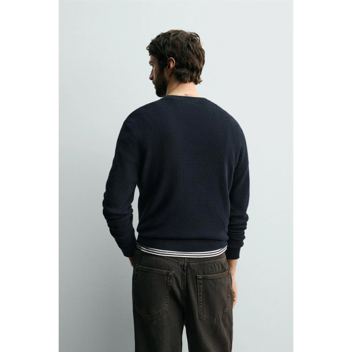 ДЖЕМПЕР КЛАССИЧЕСКОГО КРОЯ С РЕЛЬЕФНОЙ ТКАНЬЮ