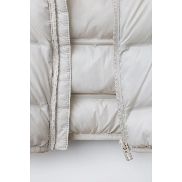 УЛЬТРАЛЕГКАЯ СТЕГАНАЯ КУРТКА С КАПЮШОНОМ