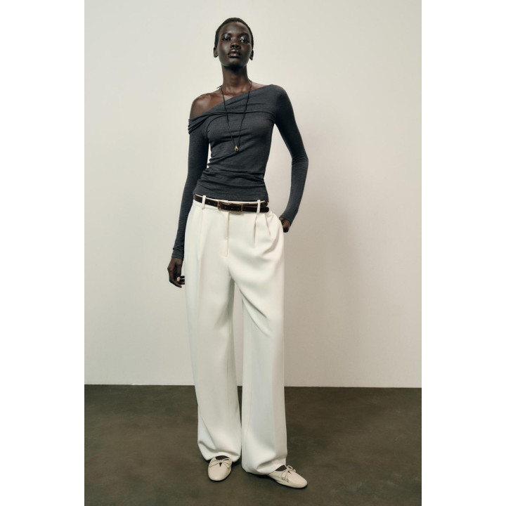 Водолазка с асимметричным вырезом