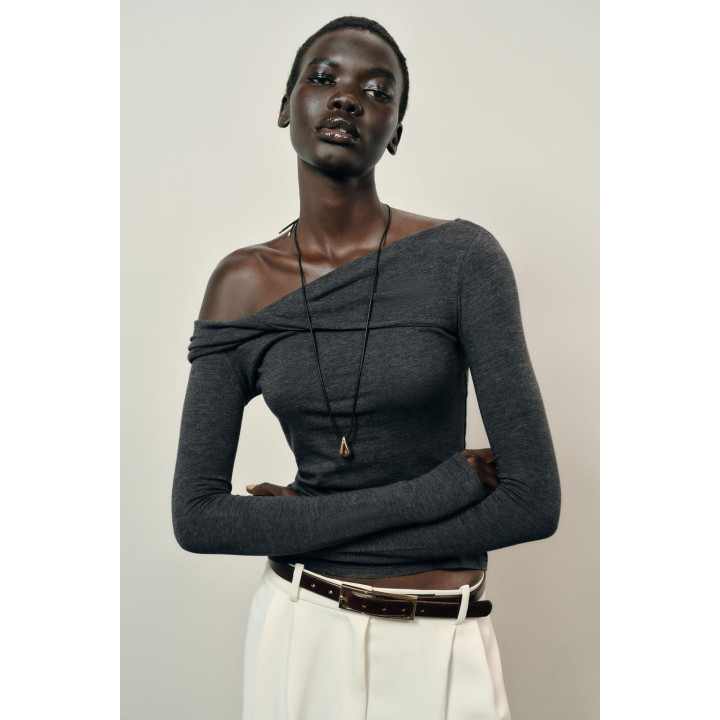 Водолазка с асимметричным вырезом