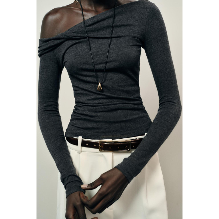 Водолазка с асимметричным вырезом