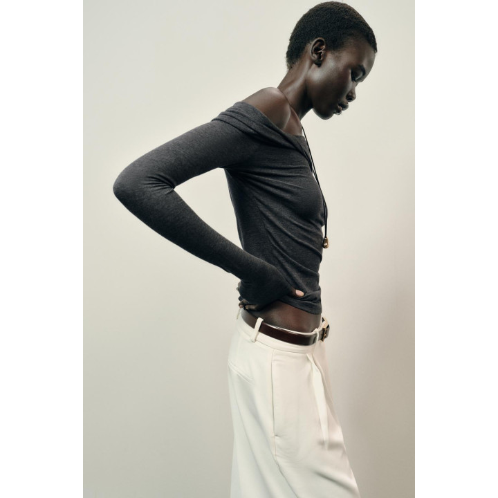 Водолазка с асимметричным вырезом