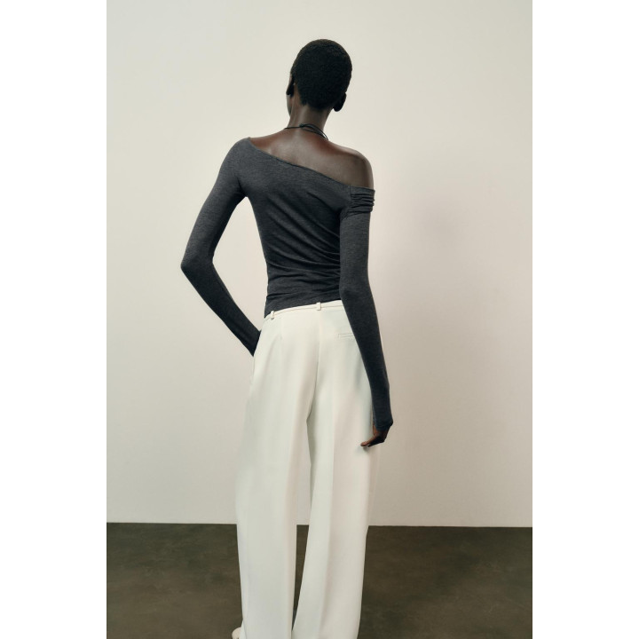 Водолазка с асимметричным вырезом