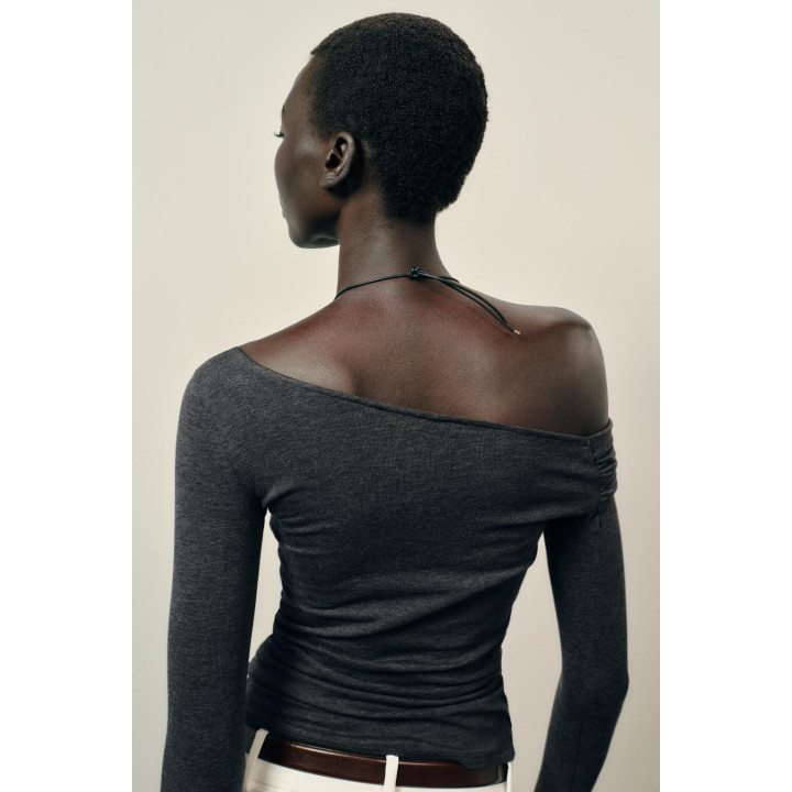 Водолазка с асимметричным вырезом