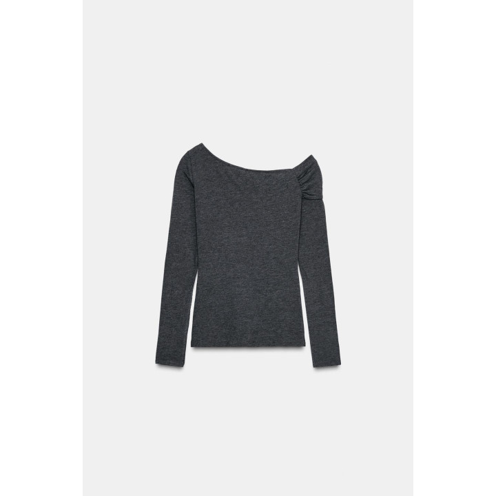 Водолазка с асимметричным вырезом