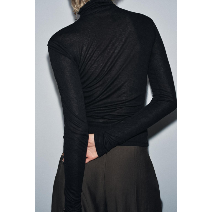 ФУТБОЛКА С ВОРОТНИКОМ-СТОЙКОЙ