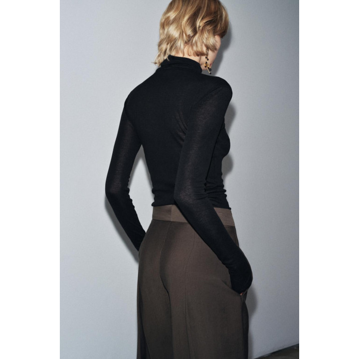 ФУТБОЛКА С ВОРОТНИКОМ-СТОЙКОЙ