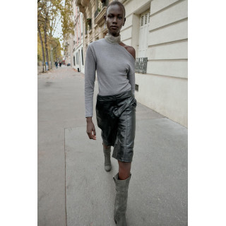 Топ с мягким прикосновением и асимметричным вырезом