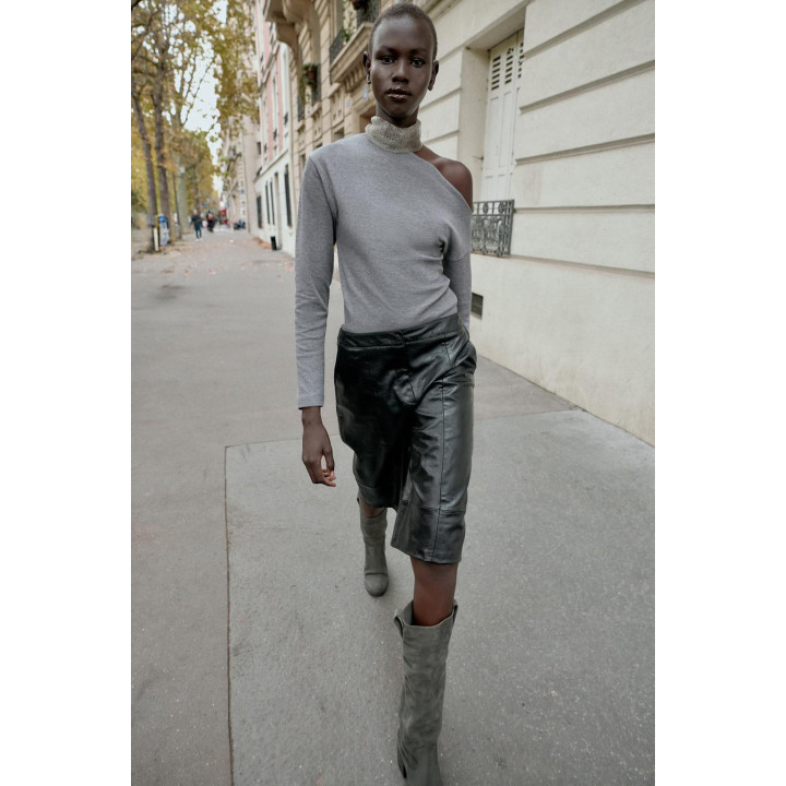 Топ с мягким прикосновением и асимметричным вырезом