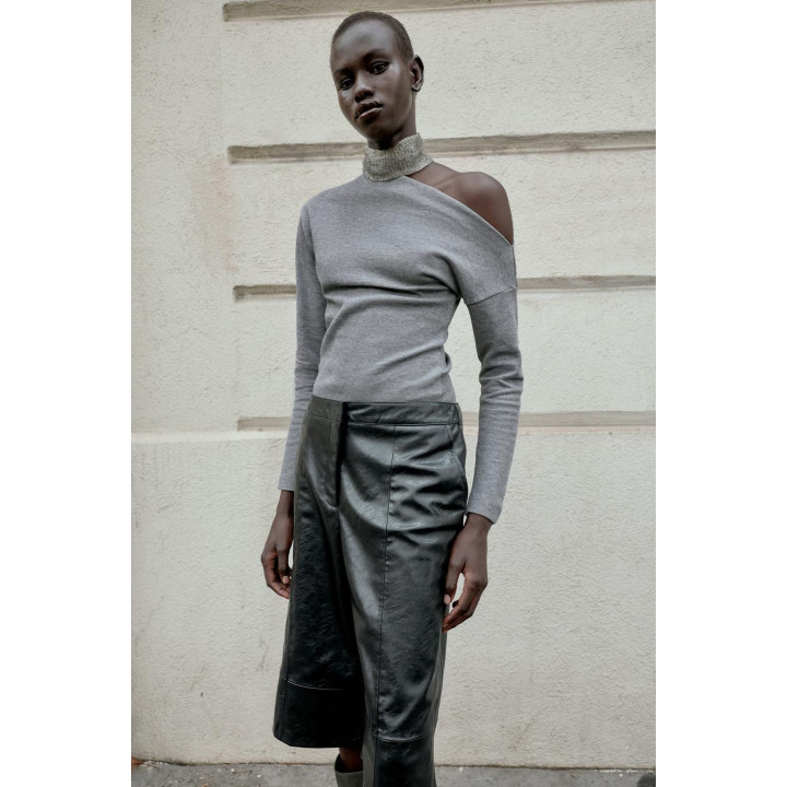 Топ с мягким прикосновением и асимметричным вырезом