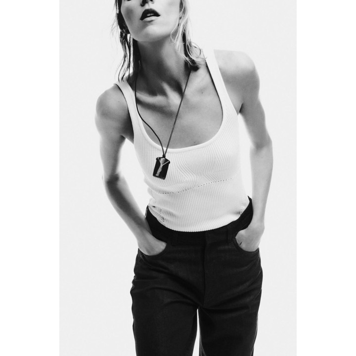 ОБЛЕГАЮЩИЙ ТРИКОТАЖНЫЙ ТОП