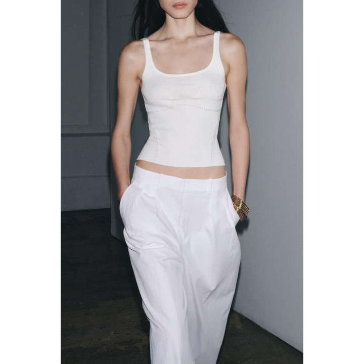 ОБЛЕГАЮЩИЙ ТРИКОТАЖНЫЙ ТОП