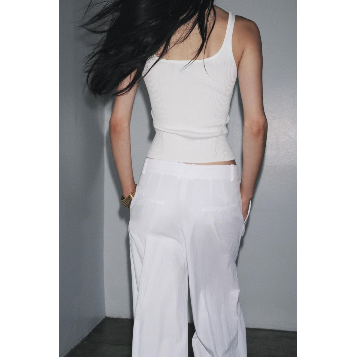 ОБЛЕГАЮЩИЙ ТРИКОТАЖНЫЙ ТОП