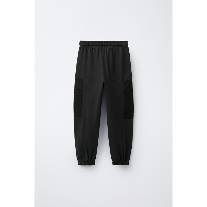 ДЖОГГЕРЫ ИЗ МЯГКОЙ ТКАНИ С КОМБИНИРОВАННЫМИ ЭЛЕМЕНТАМИ