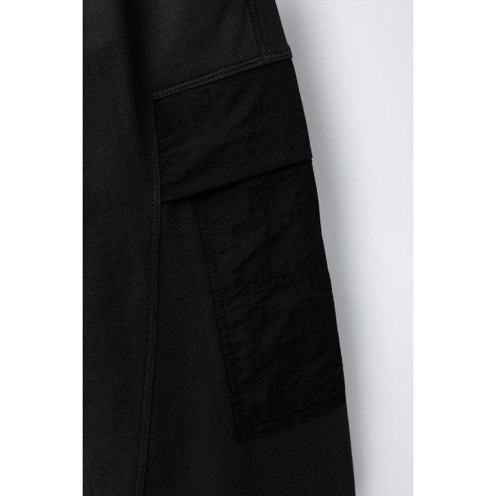 ДЖОГГЕРЫ ИЗ МЯГКОЙ ТКАНИ С КОМБИНИРОВАННЫМИ ЭЛЕМЕНТАМИ