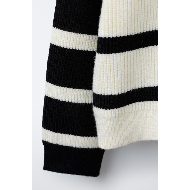 Вязанный свитер в полоску