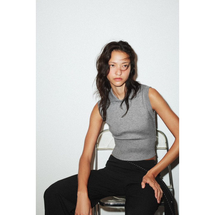 ТРИКОТАЖНЫЙ ТОП-ЖИЛЕТ С ВОРОТНИКОМ ПОЛО