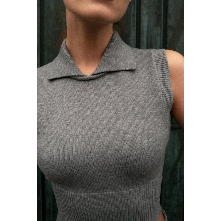 ТРИКОТАЖНЫЙ ТОП-ЖИЛЕТ С ВОРОТНИКОМ ПОЛО