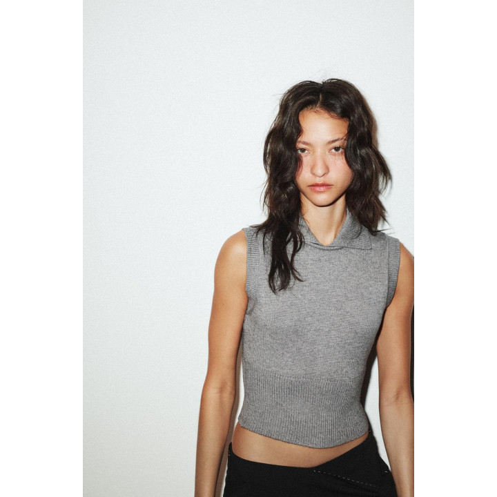 ТРИКОТАЖНЫЙ ТОП-ЖИЛЕТ С ВОРОТНИКОМ ПОЛО