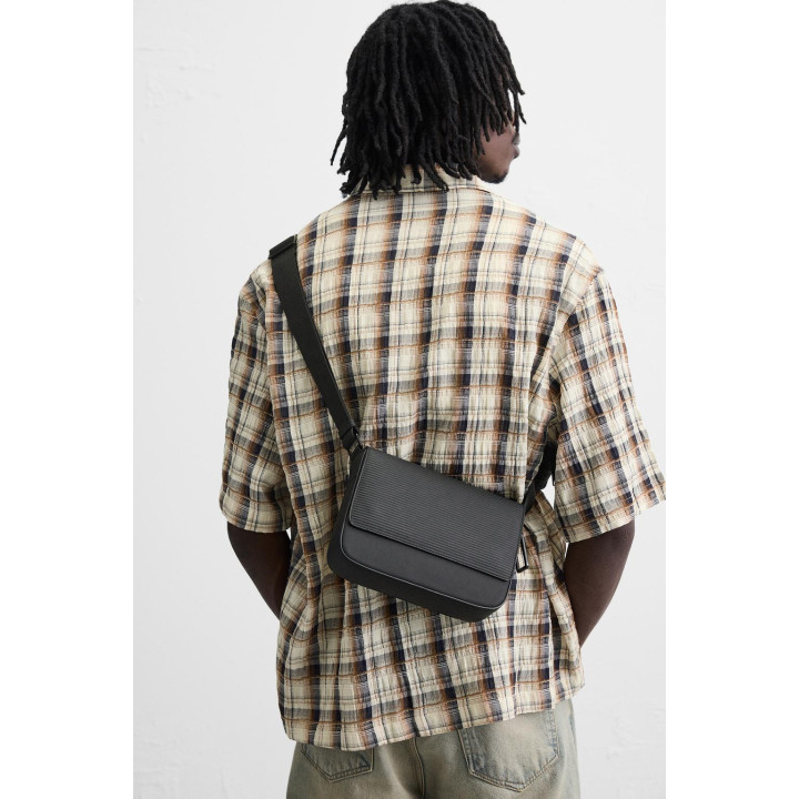 ПРОРЕЗИНЕННАЯ СУМКА ИЗ РЕЛЬЕФНОЙ ТКАНИ С ПЛЕЧЕВЫМ РЕМНЕМ